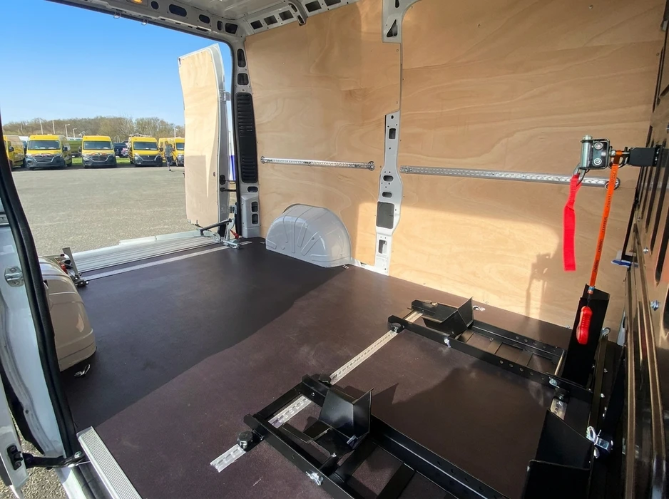 Intérieur d'un fourgon utilitaire aménagé, vue depuis l'ouverture des portes arrière