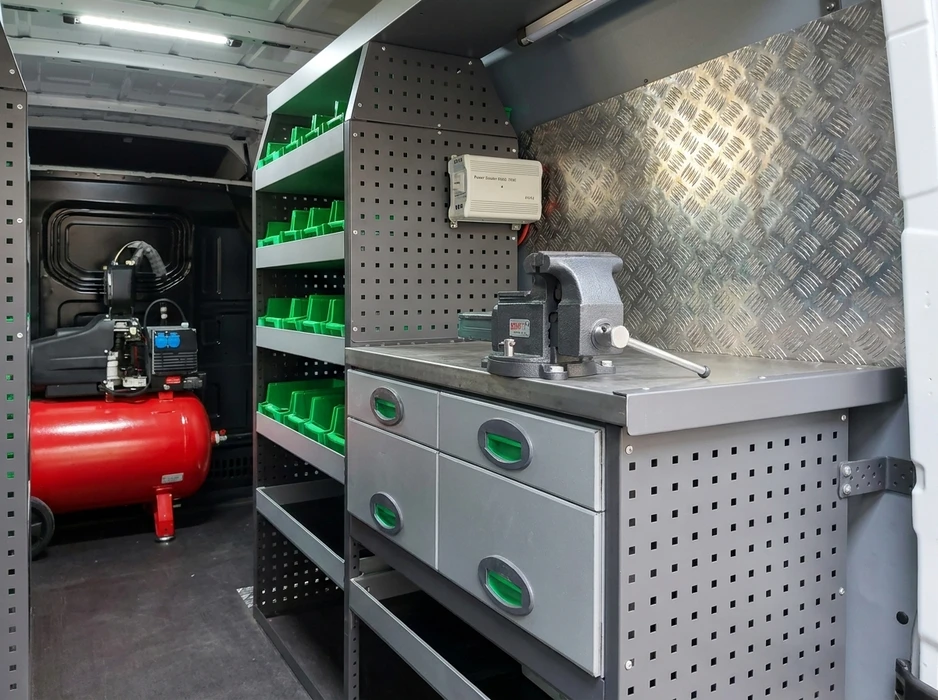 Intérieur aménagé d'un véhicule utilitaire atelier mobile