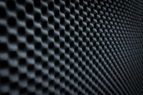 Surface texturée en mousse acoustique noire avec motif alvéolaire géométrique