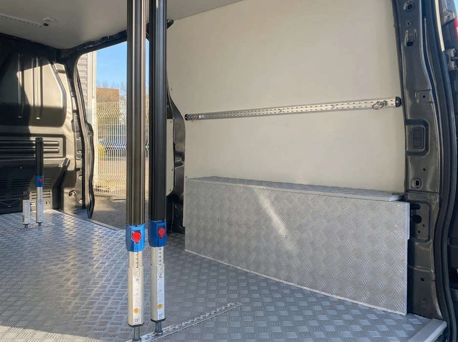 Intérieur aménagé d'un fourgon utilitaire, portes latérales ouvertes