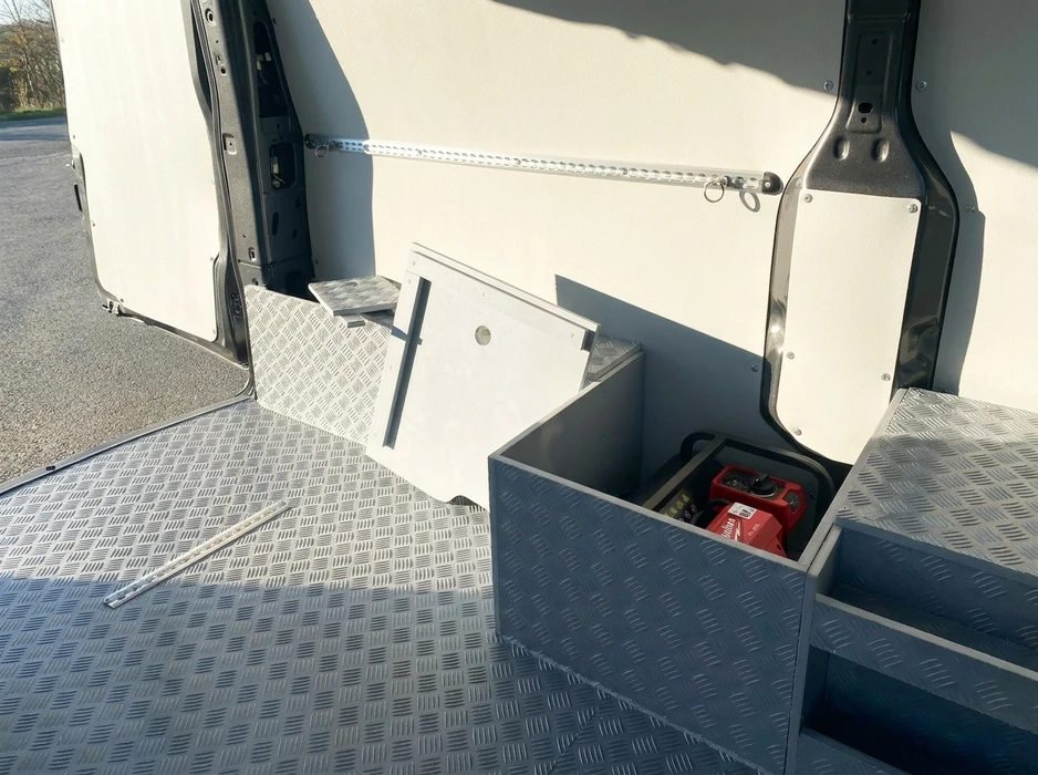 Intérieur d'un véhicule utilitaire aménagé, portes latérales ouvertes