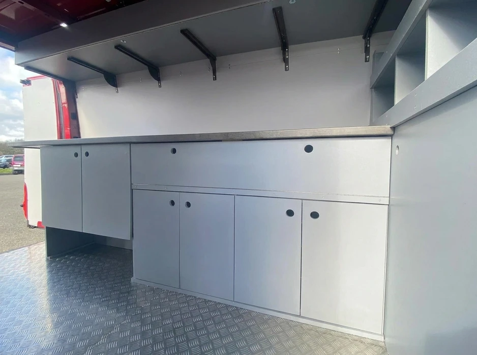 Aménagement intérieur d'un véhicule utilitaire, vue depuis l'arrière ouvert