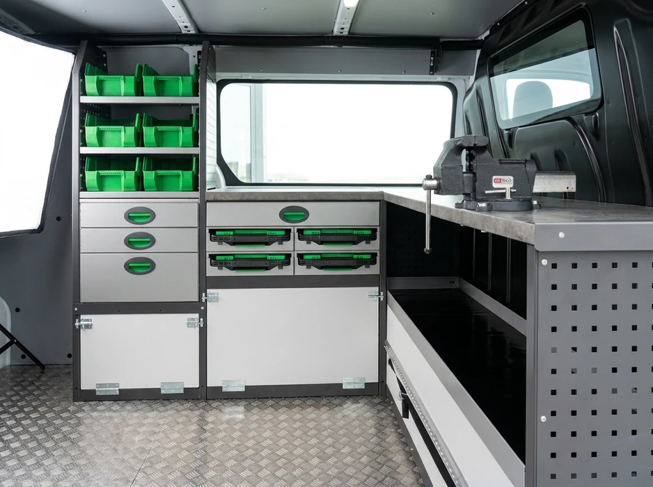 Intérieur aménagé d'un utilitaire professionnel avec mobilier modulaire aluminium
