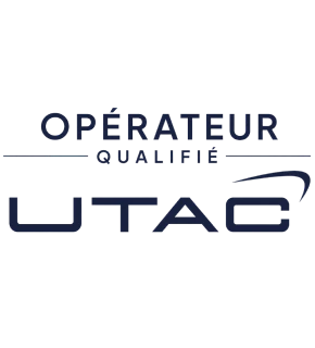 Infographie professionnelle montrant deux badges ou sceaux de certification distincts : l'un portant la mention "Opérateur Qualifié - OPQ" avec un symbole de vérification ou de conformité, et l'autre portant "Aménageur Qualifié". Les badges doivent être présentés avec un design moderne et épuré, utilisant une palette de couleurs professionnelle (bleu, gris, blanc), avec une mise en avant des mots-clés. L'arrière-plan doit être neutre ou subtilement texturé. La composition doit être équilibrée et clairement lisible.