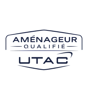 Une photographie professionnelle d'un atelier d'aménagement automobile montrant un technicien ou un artisan effectuant des travaux de qualité sur l'intérieur d'un fourgon aménagé, manipulant des éléments de rangement ou d'isolation. Le technicien doit être vêtu de manière professionnelle et concentré sur sa tâche. L'image doit refléter le savoir-faire technique, la précision et les compétences qui justifient les qualifications mentionnées. Le contexte doit clairement montrer un environnement d'aménagement automobile professionnel, avec des outils et des matériaux visibles, et une atmosphère de professionnalisme et de maîtrise technique.