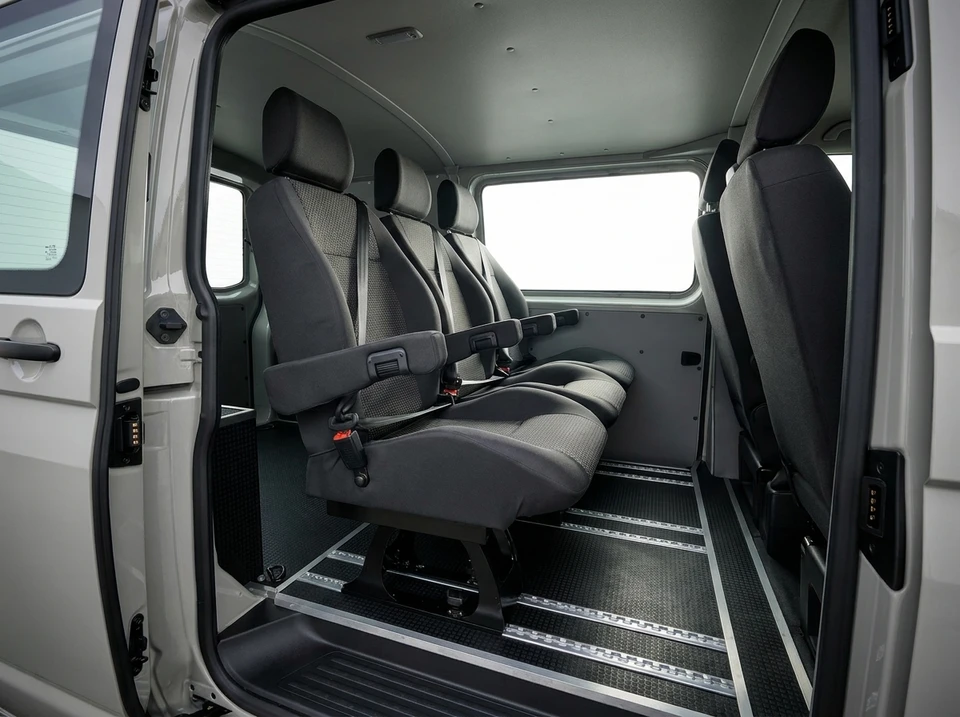 Intérieur véhicule haut de gamme avec siège conducteur en cuir noir à liserés bleus contrastés
