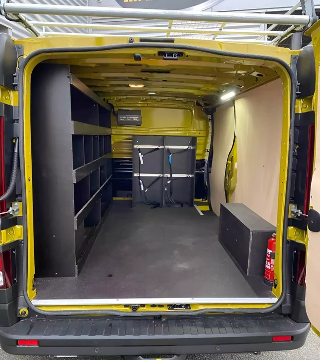 Intérieur d'un véhicule moderne montrant l'espace conducteur avec siège en cuir gris